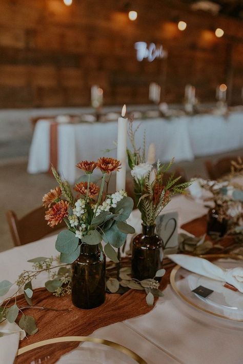 Simple Boho Wedding Arch, Rustic Wedding Decor Table Centerpiece, Brown Vases Wedding, Rustic Boho Centerpieces, Simple Fall Wedding Decorations Centerpiece Ideas, Wedding Table Simple Decor, Rustic Flower Centerpieces, Amber Glass Centerpiece Wedding Ideas, Simple Boho Table Centerpieces