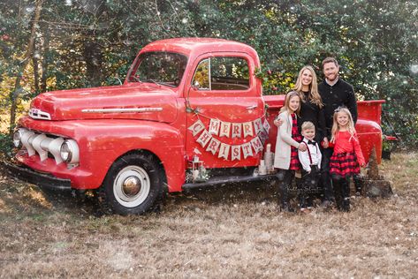 Christmas Truck Photoshoot Outfits, Outdoor Christmas Photos, Holiday Crafts Decorations, Vintage Truck Christmas, Family Holiday Pictures, Christmas Pictures Outfits, Fall Family Portraits, Family Christmas Pictures, Christmas Shoot