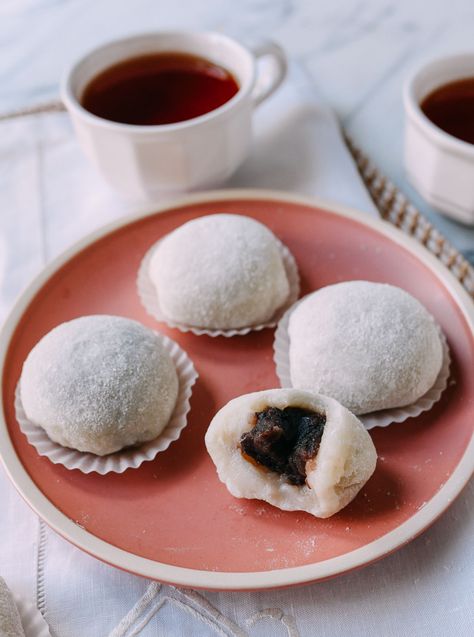 Red Bean Mochi Red Bean Mochi Recipe, Red Bean Cake, Red Bean Mochi, Red Beans Recipe, Wok Of Life, Mochi Recipe, Mochi Cake, Bean Cake, Bean Cakes