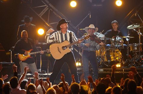 The Story Behind Garth Brooks’ Iconic Hit ‘Friends In Low Places’ Garth Brooks Concert, Rock Music Quotes, Friends In Low Places, Dixie Chicks, Music Country, Grand Garden, Country Music Awards, Sara Bareilles, Mgm Grand