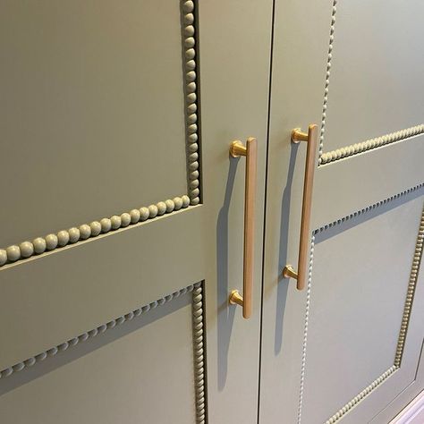 DecWOOD Mouldings on Instagram: "Who loves bobbin shaker style doors like these?🙋‍♂️💚 Our 572/D small bobbin moulding looking tremendous on this bespoke fitted furniture by @palmer_joinery @islajamesinteriors💚 A great way to add character to your cabinetry. . . . #decwood #itsallinthedetails #bobbinfurniture #bespokefurniture #bespokejoinery #joinery #customcabinetry #cabinetry #fittedfurniture #joinerywork #fittedwardrobes #greeninterior #interiorideas #interiors #decorative #wallpanelling #interiordecorating #interiorstyling #shakerdoors #interiorslondon #diy #diyideas #bedroomideas #wardrobesideas #livingroomideas" Bobbin Panelling, Bobbin Moulding, Decwood Mouldings, Bobbin Furniture, Bedroom Joinery, Millwork Details, Joinery Design, Joinery Details, Shaker Style Doors