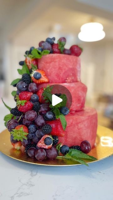 Fruit Watermelon Cake, Cake Made Of Fruit Birthday, Fruit Cake Decoration Ideas, Watermelon Cake Design, Fresh Watermelon Cake, Watermelon Cake Ideas, Watermelon Party Ideas, Cake Made Of Fruit, Watermelon Fruit Cake