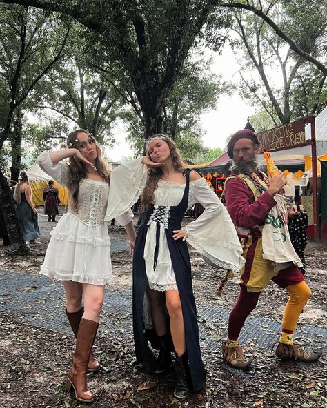 me 🤝🏼 renaissance festivals Simple Renfaire Outfit, Rennaisance Fair Outfits, Renesance Fair Outfits, Renisance Festival Outfit, Renicansse Fair Outfits, Ren Fair Outfits, Renn Faire Outfit, Renfaire Inspiration, Renfaire Outfit