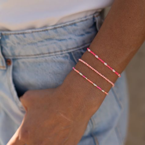 Bunte Perlenarmbänder sind der perfekte Sommerschmuck ☀️ 🌈 Die Glasperlen stammen aus der renommierten japanischen Manufaktur Miyuki. 🌈 Alle Armbänder lassen sich mit Schiebeperlen aus recyceltem Gold in der Größe anpassen. Sie passen bei einem Handgelenkumfang von 15 cm bis 24 cm. 🌈 Der Schmuck wird in umweltbewusster Verpackung und klimaneutral versendet. #avocadostore #avocadostorestyle #perlenschmuck #perlenarmbänder Strand Outfit, Apricot Crush, Diy Friendship Bracelets Tutorial, Homemade Bracelets, Preppy Jewelry, Friendship Bracelets Tutorial, Friendship Bracelets Designs, Pearls Diy, Diy Bracelet Designs