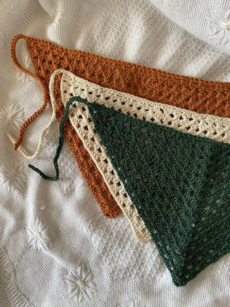 50 Crochet Enthusiasts Shared Their Most Beautiful Works In This Community (New Pics) Stuff To Make With Granny Squares, Crochet Bandana Aesthetic, Crochet Cool Stuff, Simple Fast Crochet Projects, Crochet Archery, Simple Easy Crochet Projects, Crochet Products To Sell, Summer Crochet Accessories, Crochet Head Accessories