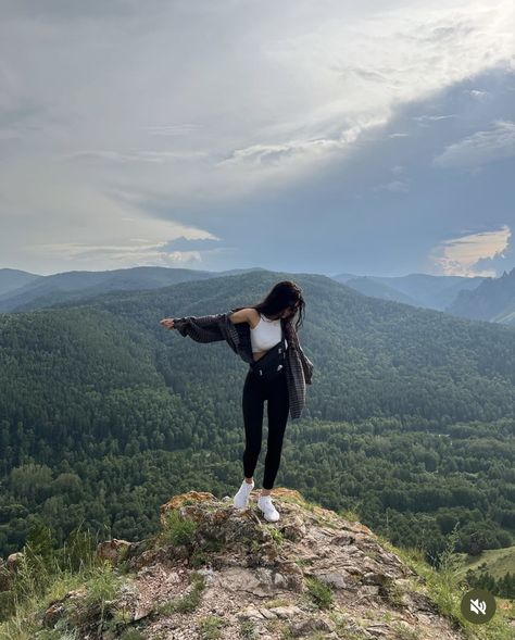 Mountain Pictures Aesthetic, Hill Station Poses For Women, Hiking Pics Instagram, Trek Poses, Mountain Travel Aesthetic, Travel Poses Instagram, Pose In Mountain, Manali Outfit Ideas Women, Poses On Mountain