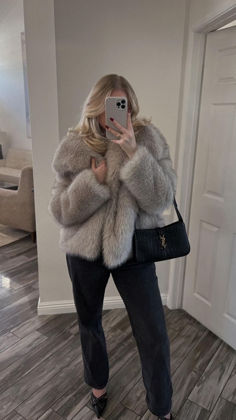 & it’s perfection @zara 🫶🏻… | Instagram Womens Fur Coat Outfit, Estetic Outfits, It Girl Winter Outfit, Zara Fur Coat Outfit, Outfits With Fur Coat, Winter Outfits Fur Coat, Zara Fur Coat, Must Haves For Women, Women’s Coats