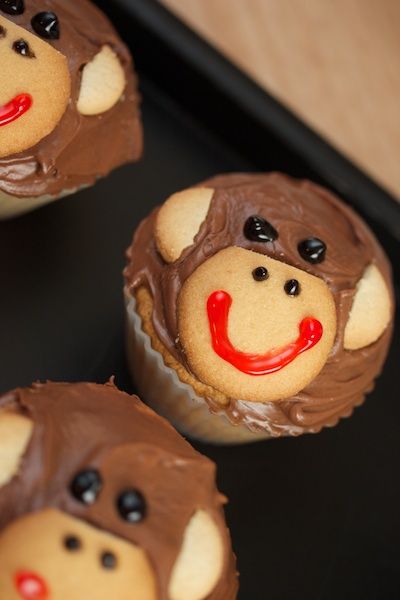 monkey cupcakes . . . vanilla wafer/decorating gel Tiny Cake, Monkey Cupcakes, Nilla Wafers, Köstliche Desserts, Cupcake Decorating, Cute Cupcakes, Sock Monkey, Cupcake Cake, Cupcake Ideas