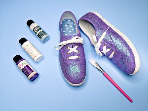 Glitter Fabric Paint, Canvas Shoes Diy, Diy Glitter Shoes, Glitter Projects, Shoes Disney, Glitter Converse, Glitter Aesthetic, How To Make Glitter, Painted Shoes Diy