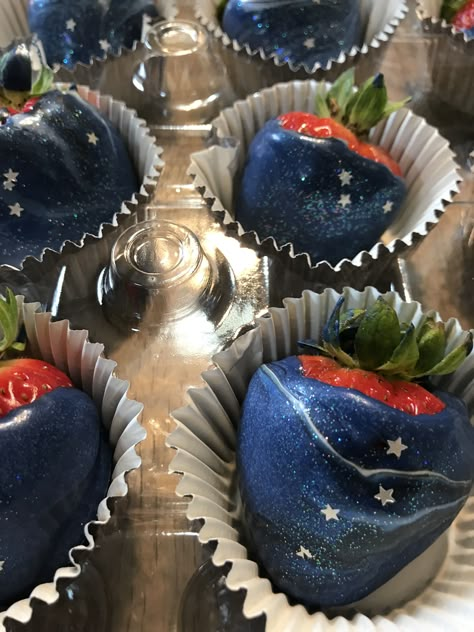 Space inspired theme for chocolate covered strawberries. Space Themed Sweets, Space Chocolate Covered Strawberries, Night Sky Party Decorations, Moon Themed Desserts, Galaxy Chocolate Covered Strawberries, Starry Night Theme Drinks, Space Themed Quinceanera, Galaxy Strawberries, Starry Night Grad Theme