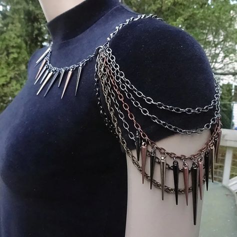 Aesthetic Chain Necklace, Edgy Wedding Jewelry, Black And Gold Clothes, Chains Outfit, Gunmetal Necklace, Types Of Necklaces, Claw Jewelry, Chain Shirt, Shoulder Jewelry