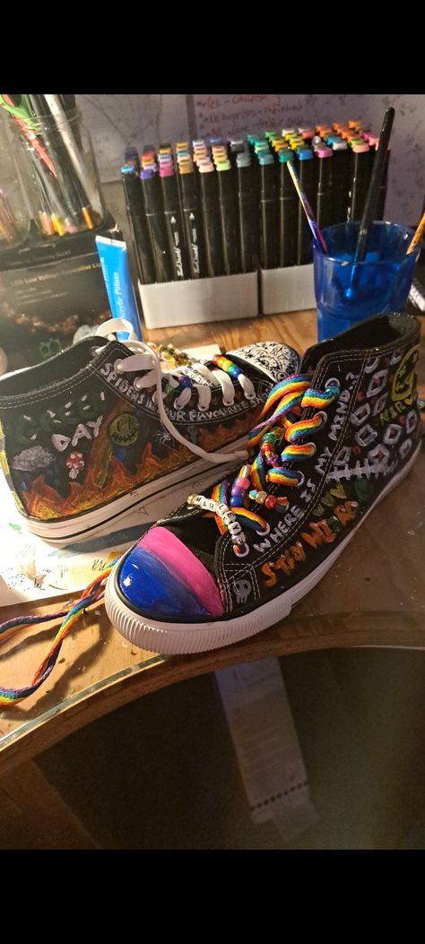 Drawing Converse Shoes, Diy Converse Shoes Paint High Tops, How To Decorate Shoes, Shoe Decorations Diy Converse, Converse Shoes Decorated, Cute Converse Designs, How To Customize Converse, Shoe Decoration Ideas, Converse Shoe Ideas