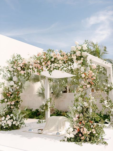 Wedding Decors In India, Anand Karaj Decor Outdoor Weddings, Wedding Canopy Ideas, Anand Karaj Decor, Outdoor Sikh Wedding, Open Mandap, Classy White Wedding, White Mandap, Wedding Canopy Decorations