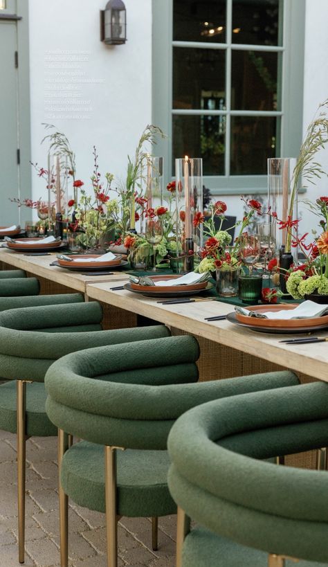 Green Tablecloth Tablescape, Moss Table Setting, Green Plants Table Setting, Moss Tablescape Wedding, Styled Shoot Tablescape, Wedding Dinner Table Setting, Wedding Table Details, Pretty Tablescapes, Place Setting Inspiration