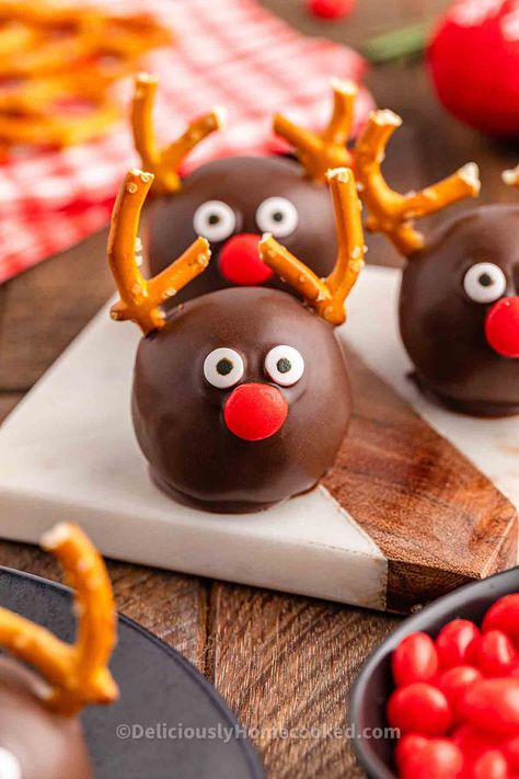 Reindeer Oreo balls Christmas School Treats, Non Alcoholic Christmas Drinks, Christmas Sweet Snacks, Alcoholic Christmas Drinks, Cake Pop Decorating Ideas, Reindeer Brownie, Oreo Balls Christmas, Oreo Balls Recipe, Christmas Core