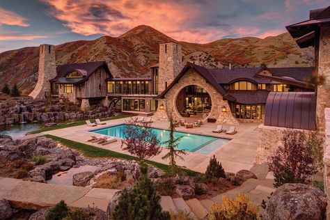 This spectacular mountain dream home was designed by architects Upwall Design along with Magleby Construction, located in Provo, Utah Mountain Mansion, Indoor Outdoor Pools, Mountain Dream Homes, Casa Hobbit, Utah Mountains, Mega Mansions, Dream Mansion, Amazing Homes, Hobbit House