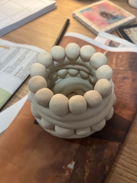 Clay Coil Pots Simple, Coil Pot Ideas Ceramics Easy, Types Of Coils Clay, Coil Pinch Pot Ideas, Handmade Clay Pots Ideas, Cute Coil Pot Ideas, Coiled Clay Projects, Easy Coil Pottery Ideas, Easy Coil Pots