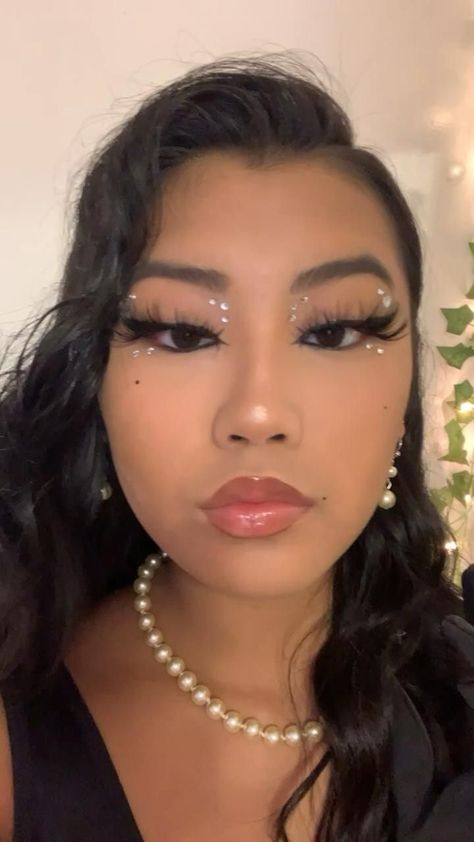 Makeup Look With Jewels, Righnstone Eye Makeup, Natural Makeup With Gems, Rhinestone And Pearl Makeup, Diamonds On Eye Makeup, Homecoming Makeup With Rhinestones, Rihstone Makeup, Bedazzled Makeup Looks, Brown Makeup With Rhinestones