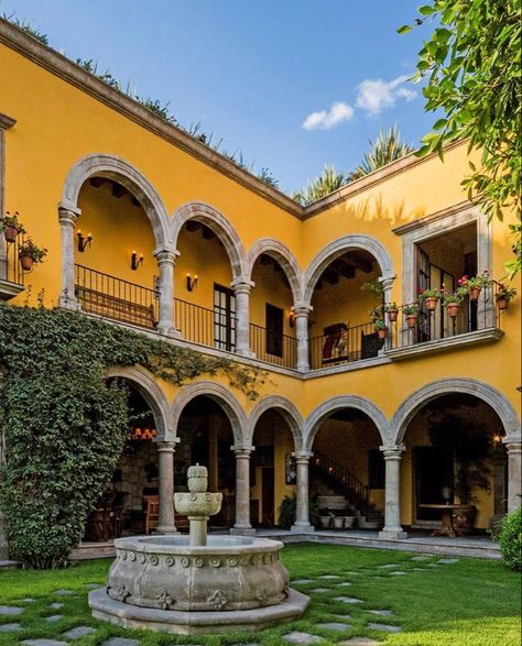 Style Hacienda, Cozy Bedroom Lighting, Hacienda Homes, Houses In Mexico, Mexican Hacienda, Hacienda Style Homes, Mexico House, Mexican Home Decor, Spanish Architecture