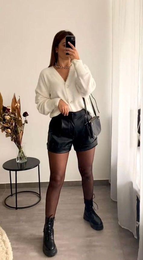 Leder Shorts Outfit, Leather Shorts Outfit, Mode Poses, Lederhosen Outfit, Outfit Botas, Trends 2025, Winter Fashion Outfits Casual, Wardrobe Tips, Outfits Chic