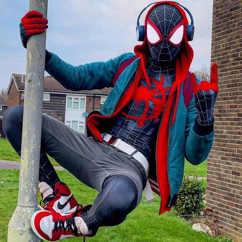 Miles Morales Spiderman Costume, Miles Morales Costume, Costume Spiderman, Spiderman Images, Spiderman Outfit, All Spiderman, Spiderman Miles, Spiderman Cartoon, Image Spiderman