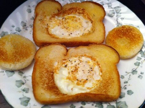 Bread With Egg In Middle, Toast With Egg In The Middle, Egg In The Hole, Continental Recipes, Eggs In Bread, Fried Egg Sandwich, French Delicacies, Egg In A Hole, Egg Sandwich Breakfast