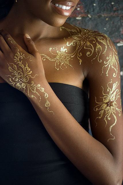 White Henna Tattoo, White Henna Designs, Gold Henna, Henna Tutorial, Henna Body Art, White Henna, Gold Tattoo, Henna Style, Pretty Henna Designs