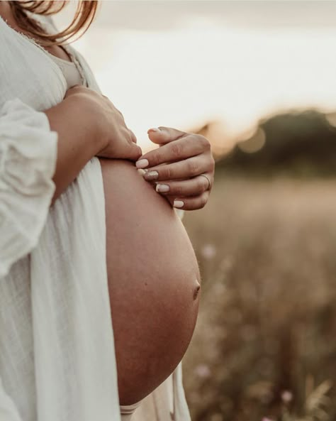 Fall Maternity Shoot, Vom Avea Un Copil, Couple Maternity Poses, Baby Bump Photoshoot, Fall Maternity Photos, Maternity Photography Poses Outdoors, Outdoor Maternity Photos, Maternity Photography Poses Couple, Beach Maternity Photos