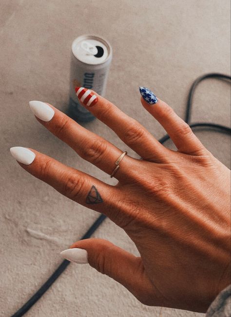 America Nail Art, White Nails With Red And Blue Design, America Nails Simple, Cute 4th Of July Nails Almond Shape, Cute Nails 4th Of July, Neutral Patriotic Nails, Aesthetic 4th Of July Nails, Easy Fourth Of July Nails Simple, Almond Fourth Of July Nails