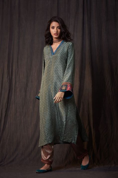 Kaftans Dresses, Cotton Dresses Online, Silk Kurti Designs, New Kurti Designs, Simple Kurta Designs, Kurti Embroidery Design, Good Earth, Kurta Neck Design, Cotton Kurti Designs