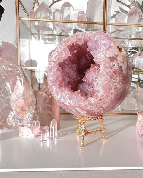 Aphrodite Bedroom, Minerals Aesthetic, Busy Aesthetic, Crystal Collection Display, Amethyst Aesthetic, Crystal House, Aesthetic Crystals, Crystal Room Decor, Crystals Aesthetic