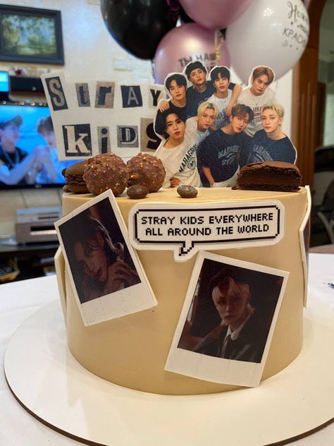 Hyunjin Cake Ideas, Straykids Cake Birthday Ideas, Skz Birthday Ideas, Skz Bday Cake, Hyunjin Birthday Cake, Stray Kids Cake Birthday Ideas, Straykids Birthday Cake, Stray Kids Birthday Party Ideas, Stray Kids Cake Birthday