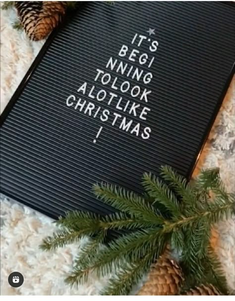 Holiday Word Board, Felt Letter Board Christmas, Christmas Tree Letterboard, December Letter Board Quotes, Letter Board Christmas Ideas, Christmas Message Board Quotes, New Year Message Board, Cute Christmas Letter Board Quotes, Letterboard Christmas Quotes