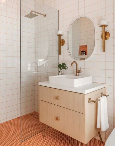 Palm Springs Bathroom, Square Tile Bathroom, Terrazzo Backsplash, White Square Tiles, Midcentury Modern Bathroom, Mid Century Modern Bathroom, Geometric Floor, Room Vibes, Interior Wallpaper