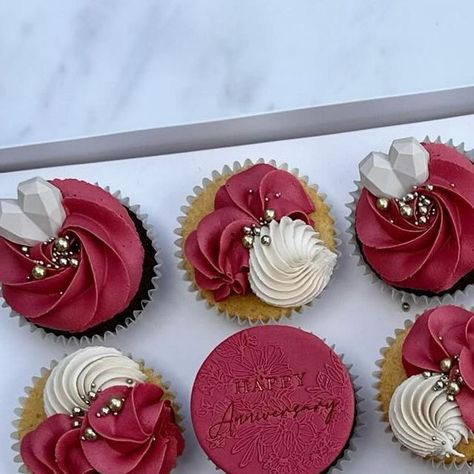 Sophie’s Cupcakes and Bakes on Instagram: "A mix of lemon and chocolate cupcakes for this 40th wedding anniversary celebration ❤️ Which one are you choosing?!   Beautiful sparkle courtesy of the @shirebakery metallic gold pearl mix ✨  1M, 6B & 336 nozzles  Box from @olbaa_cake_box   A mix of merlot & burgundy plus taupe by @colour.mill   #weddinganniversary #weddinganniversarycake #weddinganniversarycelebration #rubyweddinganniversary #rubywedding #rubycupcakes #redcupcakes #cupcakesofinstagram #cupcakeoftheday #cupcakeideas #anniversarycupcakes #40thcupcakes #colourmilltaupe #shirebakery #goldsprinklemix #sprinkles #wilton1M #celebrationcupcakes #guildfordbusiness #surreybaker #guildfordbaker #guildfordcupcakes #cupcakeinspiration #anniversarygift #surreycakes #cakestagram #americanbutter 40th Anniversary Cupcakes, Wedding Anniversary Cupcakes Ideas, Anniversary Cupcake Ideas, Lemon And Chocolate, 40th Anniversary Ideas, Ruby Jubilee, Anniversary Cupcakes, Red Cupcakes, Wedding Anniversary Cakes