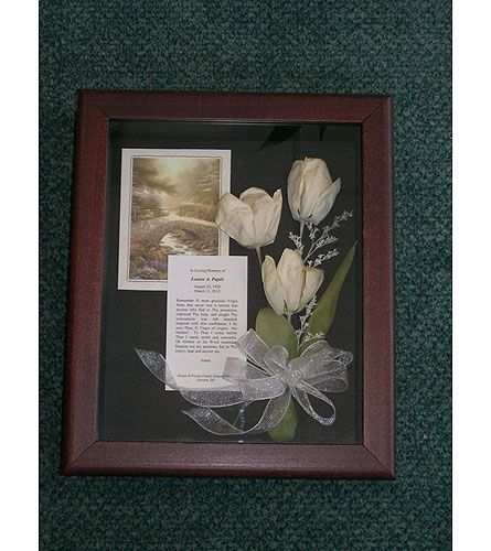 Memorial Shadow Box. @Jennifer Shoemaker maybe one of her poems printed w/ the wedding flowers Shadow Box Memorial, Diy Shadow Box Ideas, Shadow Box Memory, Her Poems, Dried Flowers Diy, Flower Shadow, Diy Shadow Box, Memory Boxes, Shadow Box Ideas