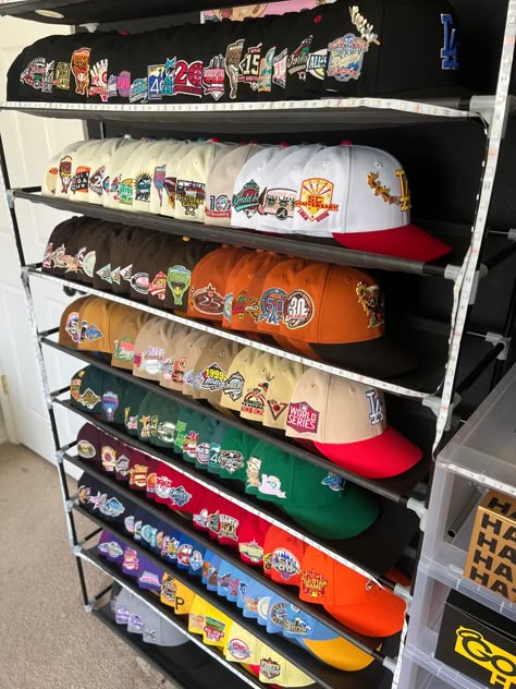 Hat Collection Display, Sneakerhead Room, Custom Fitted Hats, Swag Hats, Streetwear Hats, Dope Hats, Hat Aesthetic, Black Men Fashion Casual, Color Combos Outfit