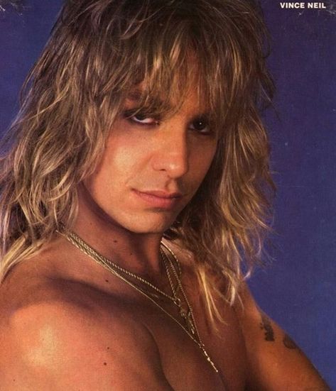 ᴠɪɴᴄᴇs ᴘɪɴᴋ ᴛɪɢʜᴛs <3 on Instagram: “I can’t sleep so imma drool over this picture alright 😁👍 seriously tho he has no right 😭🥵🥵 - - - - - - -#vinceneil #vinceneilband #exposed…” 80s Rock Hair, Musical Hair, Hair Metal Bands, Crash And Burn, Andy Sixx, 80s Hair Bands, Vince Neil, Motley Crüe, 80s Bands