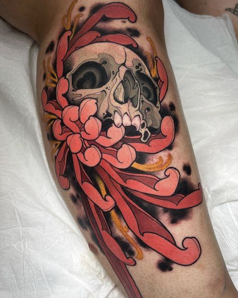 Crisantemo Tattoo, New Traditional Tattoo, Thigh Piece Tattoos, Dahlia Tattoo, Neo Tattoo, Skull Hand Tattoo, Traditional Tattoo Flowers, Skull And Flowers, Chrysanthemum Tattoo