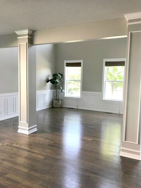 White wainscoting on walls. Good for dining room or study Interior Column Design, Indoor Columns, Bedroom Wainscoting, Column Decor, House Columns, Column Ideas, Wainscoting Kitchen, Faux Wainscoting, Painted Wainscoting