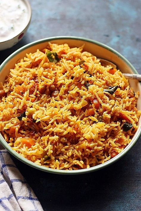 South Indian Food Recipes, Tamil Cuisine, Tomato Rice Recipe, Tamil Food, Indian Cuisine Recipes, Rice Meals, Canned Tomato Soup, Tomato Rice, South Indian Style