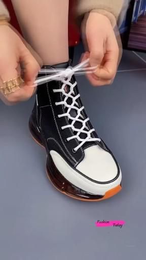 Simpul Dasi, Shoe Lacing Techniques, Ways To Lace Shoes, How To Tie Shoes, Diy Clothes And Shoes, Seni Dan Kraf, Nike Shoe, Diy Fashion Hacks, Shoe Lace Tying Techniques