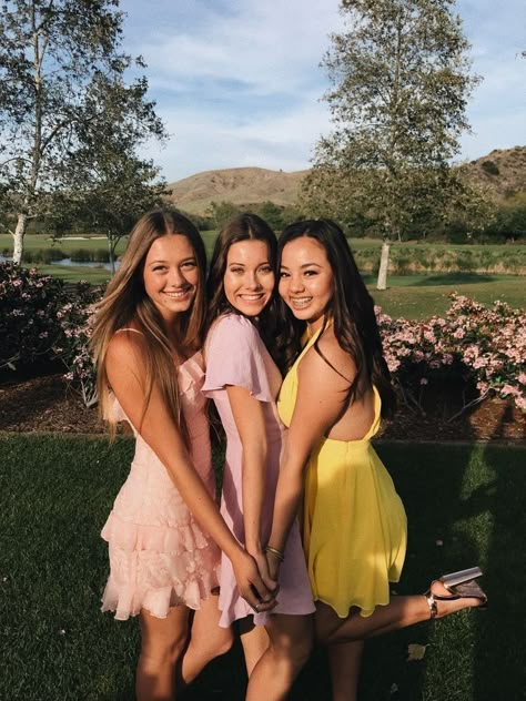 Foto Best Friend, Hoco Pics, Homecoming Pictures, Sisters Photoshoot Poses, Sisters Photoshoot, Best Friend Photography, Three Girls, Best Friend Poses, Best Friend Photoshoot