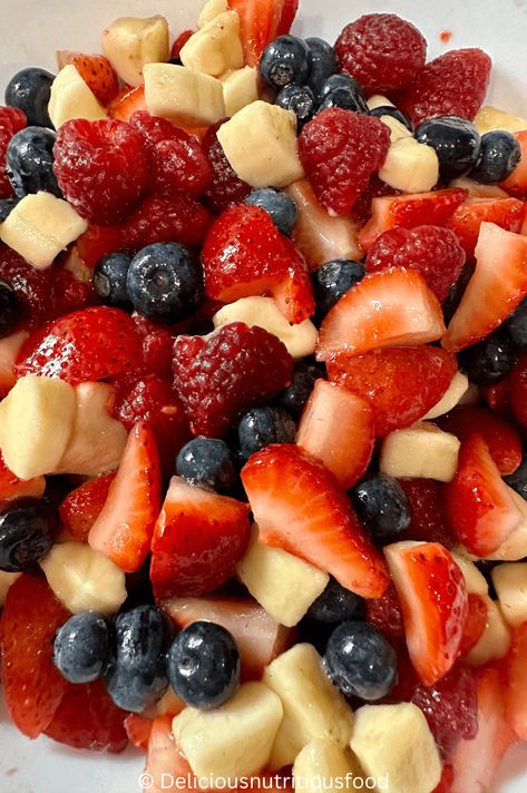 Macedonia di frutta (Italian fruit salad) Italian Fruit Salad, Aesthetic Fruit Salad, Italian Fruit, Fresh Fruit Desserts, Yummy Pie Recipes, Fruit Salads, Italian Salad, Tasty Foods, Fruit Dessert