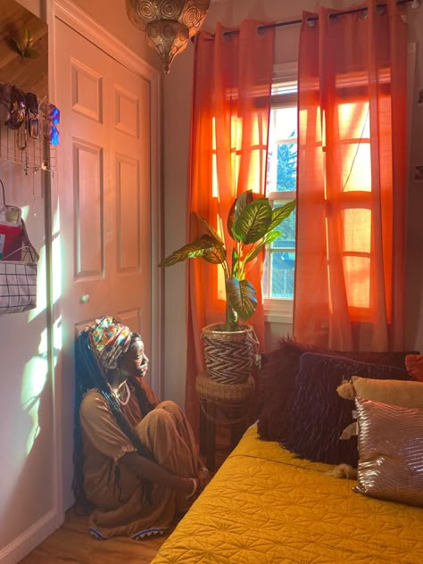 it’s just a pretty pic lol Afrocentric Boho Bedroom, Earthy R&b Aesthetic, Apartment Earthy Aesthetic, Afro Centric Boho Bedroom, Afrocentric Room Decor, Neo Soul Room, Neo Soul Aesthetic Apartment, Neo Soul Bedroom, Black Women Apartment