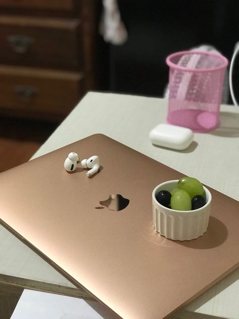 macbook air m1 gold and airpods pro 🍇 Macbook Air M1 Gold, Macbook Air M1 Aesthetic, Macbook Gold, Macbook Pro 2020, Macbook Aesthetic, Apple Laptop Macbook, Macbook Air M1, Apple Ecosystem, Macintosh Apple