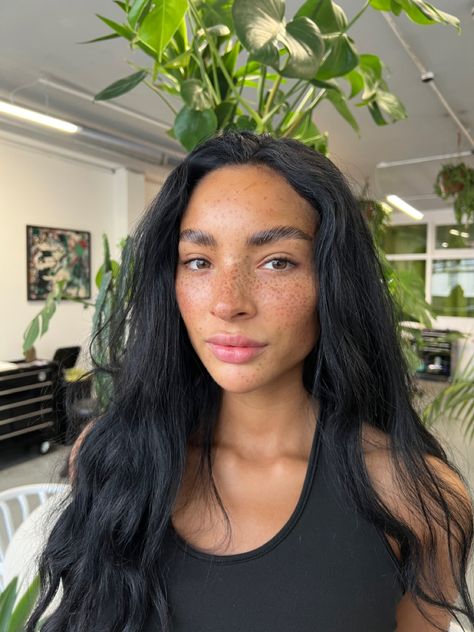 Natural Makeup Looks Freckles, Tattoed Freckles Face, Henna Freckles Placement, Faux Freckles Tattoo, Freckle Tattoo Before And After, Pmu Freckles, Freckles On Dark Skin, Dark Skin Freckles, Deb Makeup