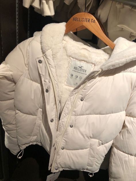 Cute Winter Coats Aesthetic, White Puffer Outfit Aesthetic, White Winter Jacket Aesthetic, Winter Jacket Outfits Aesthetic, Coquette Winter Jacket, Winter Jackets 2024, Fluffy Jacket Aesthetic, Winter Jackets Women Aesthetic, Puffer Coat Aesthetic