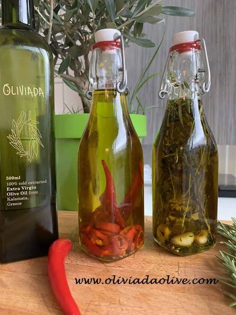 Infused Chili Oil, Chilli Infused Olive Oil, Oil And Vinegar Bottles Decor, Diy Rosemary Infused Olive Oil, Homemade Infused Olive Oil Christmas Gifts, Diy Cooking Oils Recipes, Olive Oil Infused With Herbs, Chilli Olive Oil Recipe, Chili Olive Oil