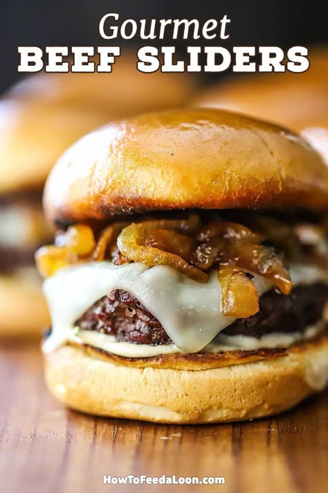 Burger Bar Toppings, Sliders Recipes Hamburger, Ground Beef Sliders, Sliders Recipes Beef, Prime Rib Steak, Rib Steak, Aioli Sauce, Gourmet Burger, Best Burger Recipe